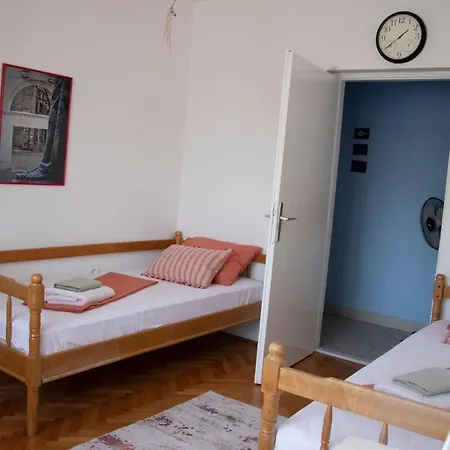 Larus Apartment *