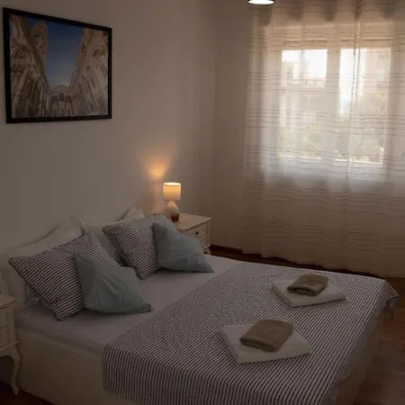 Larus Apartment *